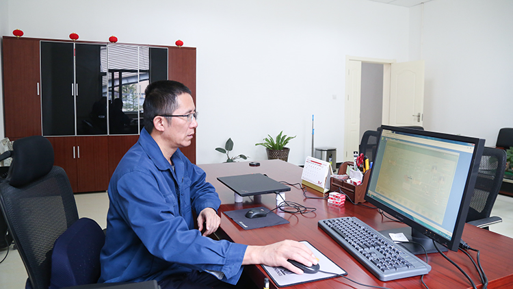 肖云通過在線檢測系統(tǒng)，分析選礦生產(chǎn)數(shù)據(jù).JPG