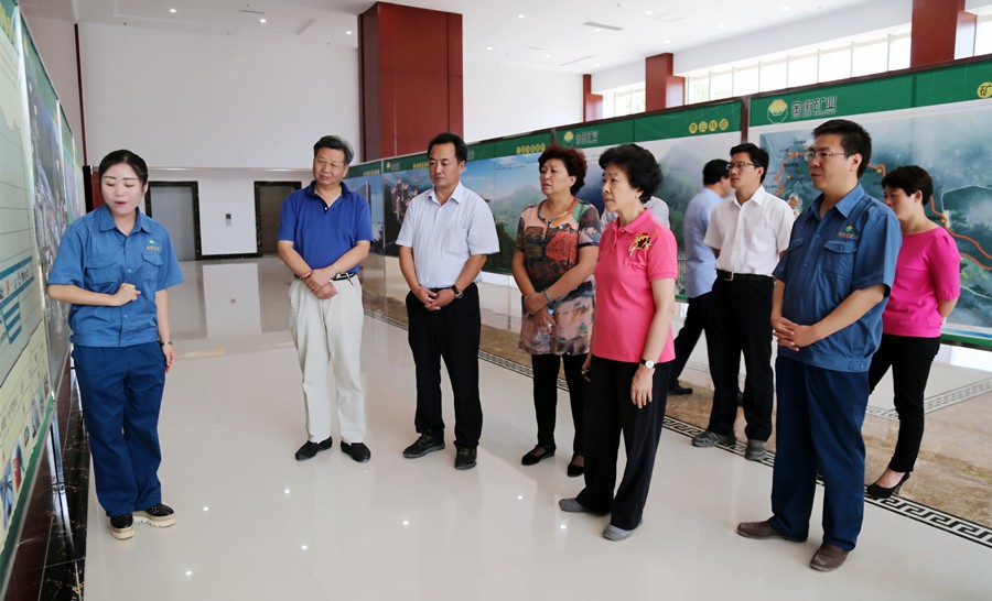 1-2015年8月，全國政協(xié)副主席、中國科學(xué)院院士王志珍一行蒞臨金徽股份調(diào)研。.jpg