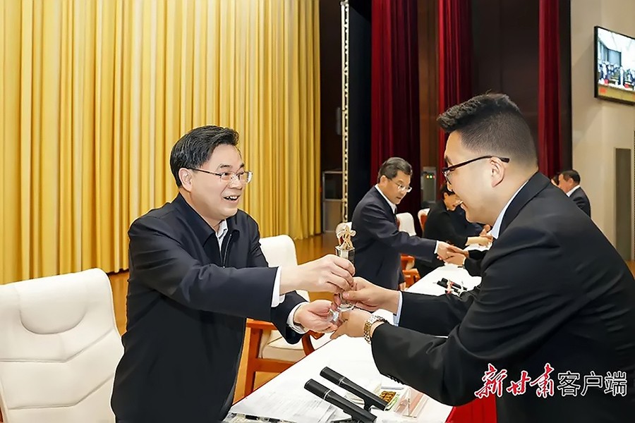 2-2023年5月，省委書記、省人大常委會主任胡昌升為金徽礦業(yè)旅游景區(qū)授“全省文化旅游發(fā)展突出貢獻(xiàn)集體獎(jiǎng)”。.jpg