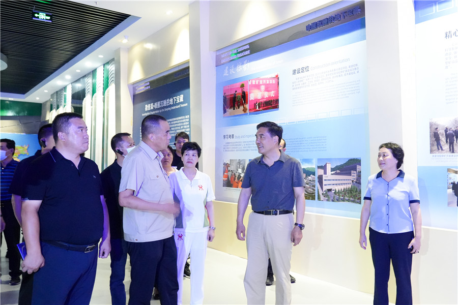 12-2022年8月，省委常委、省委統(tǒng)戰(zhàn)部長孫雪濤帶領(lǐng)帶領(lǐng)全省黨外代表人士考察團(tuán)蒞臨金徽股份調(diào)研指導(dǎo)。.jpg