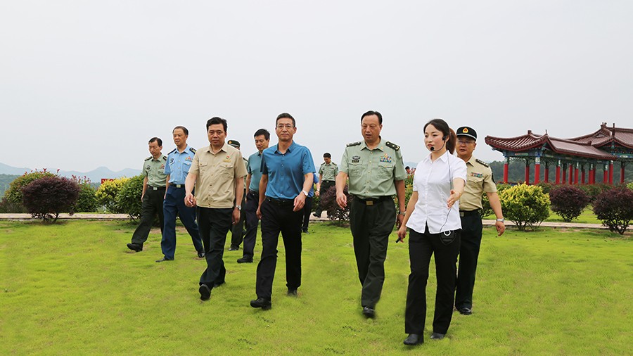 17-2020年7月，省委常委、省軍區(qū)司令員王文清蒞臨金徽股份調(diào)研企業(yè)編兵和綠色礦山建設(shè)工作是表示：金徽股份將民兵作為企業(yè)應(yīng)急救援力量的一員，充分發(fā)揮了民兵作用，立起了在企業(yè)編兵的標(biāo)桿。.jpg