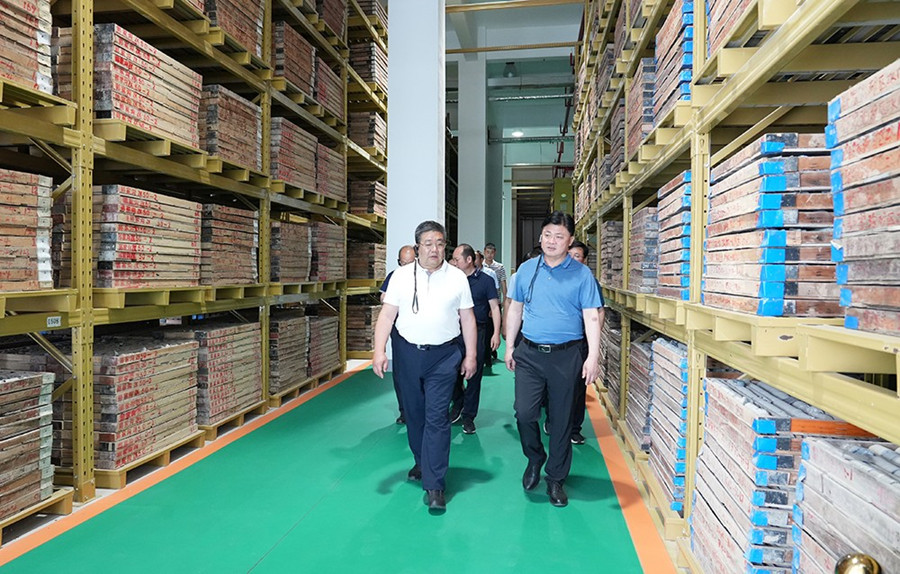 51-2022年6月，省農(nóng)業(yè)農(nóng)村廳一級巡視員朱寶瑩蒞臨金徽股份調(diào)研綠色礦山建設(shè)工作。.jpg